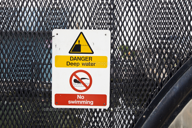 Warning sign no swimming
(c)moodboard