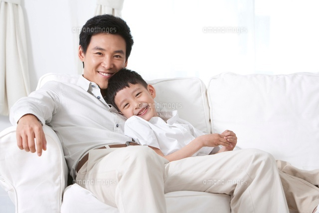 ソファでくつろぐ父と息子[11069007861]｜ 写真素材・ストックフォト・画像・イラスト素材｜アマナイメージズ