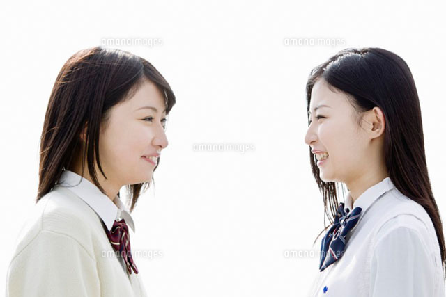 向き合う2人の女子高校生
(c)iconics