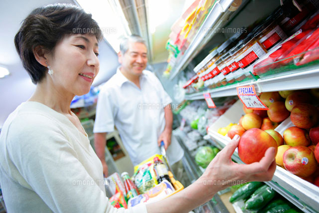 買物をするシニア夫婦
(c)daj