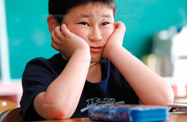 頬杖をつく少年
(c)daj