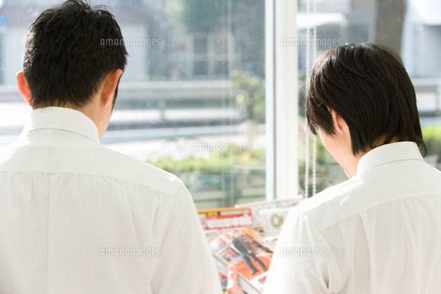 コンビニで立ち読みをする男性
(c)DAJ