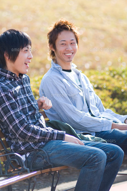ベンチに座る学生
(c)DAJ