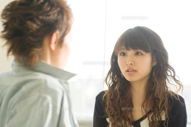 会話をする男女
(c)DAJ