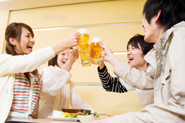 乾杯をする若者たち
(c)DAJ