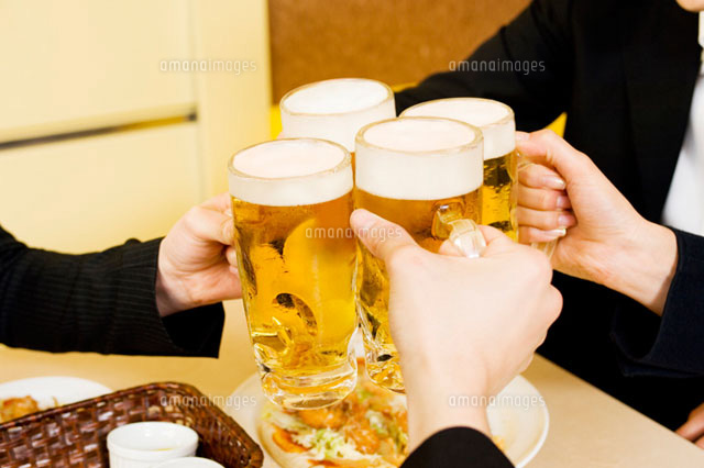 ビールで乾杯
(c)DAJ