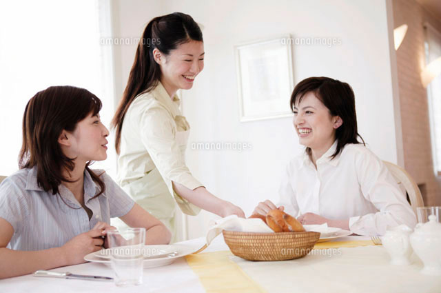 2人の友達をもてなす女性[28144087782]｜ 写真素材・ストックフォト・画像・イラスト素材｜アマナイメージズ