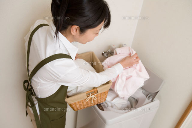 洗濯をする女性
(c)daj