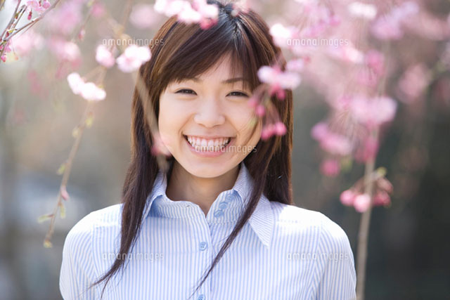 枝垂桜と女性
(c)daj