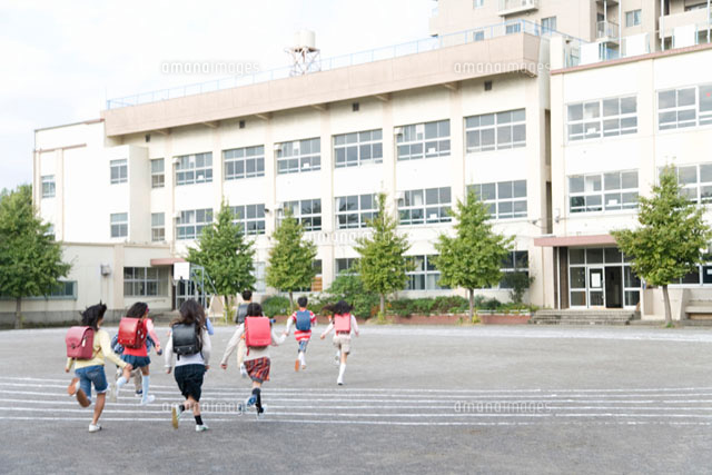 走る小学生
(c)daj