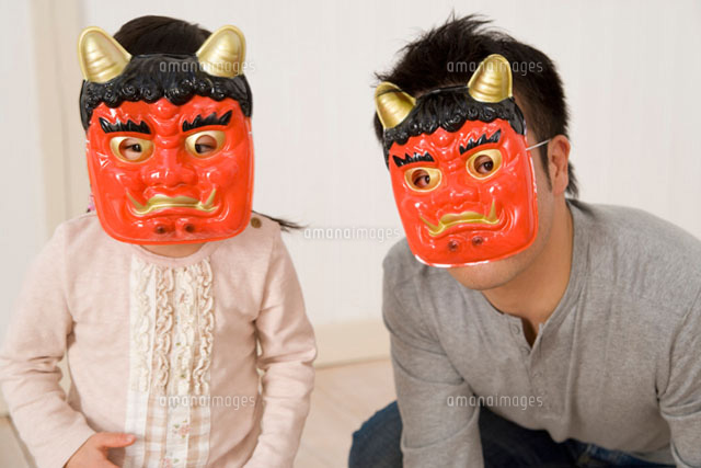 鬼のお面をかぶった親子
(c)DAJ