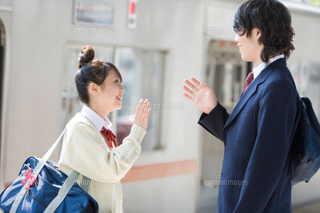 駅のホームで会話をする高校生
(c)DAJ