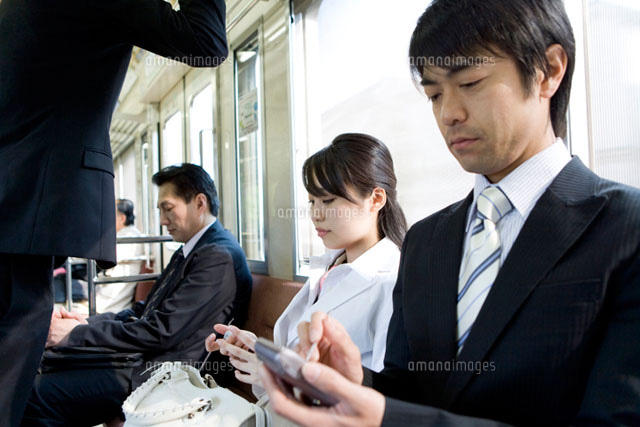 電車内でPDAを見るビジネスマン
(c)DAJ