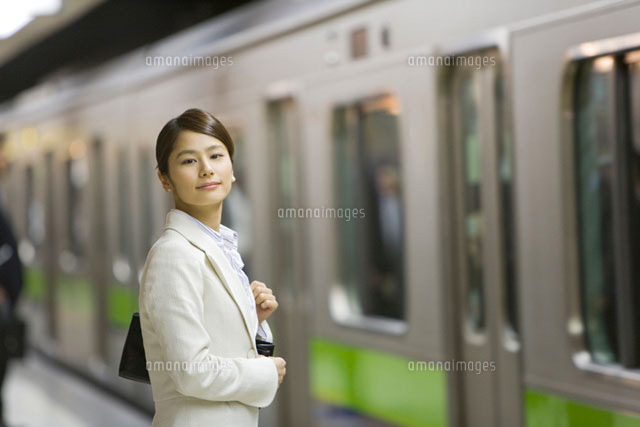 駅のホームに到着した電車を見るOL
(c)DAJ
