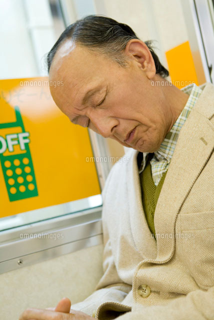 電車の座席に座り居眠りをするシニア男性
(c)DAJ