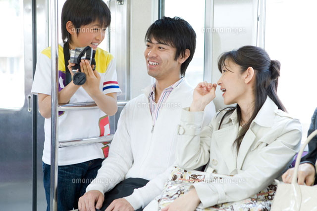 電車内で楽しそうに会話をする家族
(c)DAJ