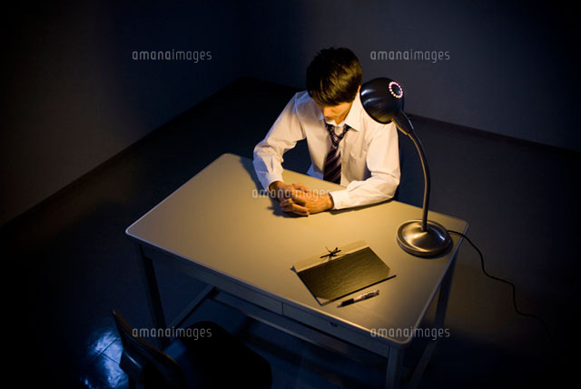 取調室に座ったビジネスマン
(c)DAJ