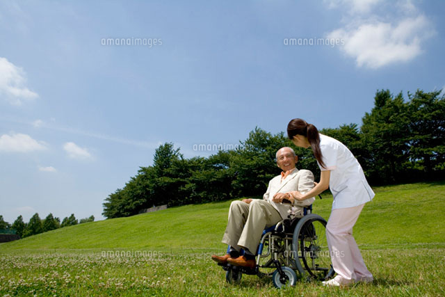 介護士と車椅子のシニア男性
(c)daj