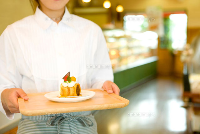 トレイに載せたケーキを運ぶ女性
(c)ELEMeNT