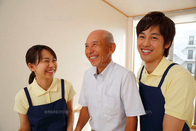 シニア男性と介護士
(c)daj