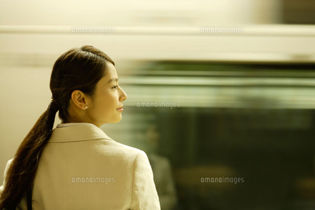 通過する列車と女性
(c)DAJ