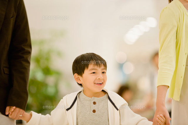 両親と手を繋ぐ男の子
(c)DAJ
