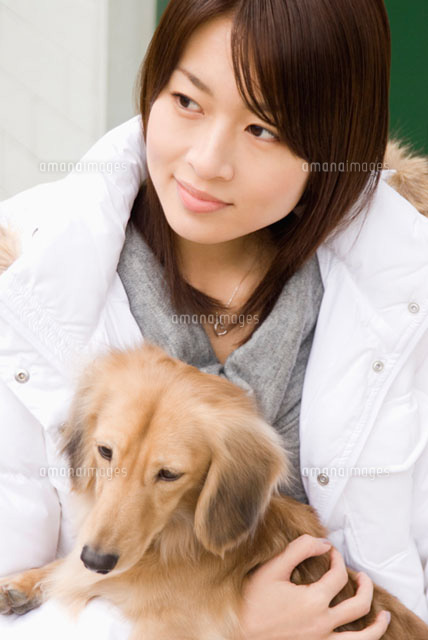 ミニチュアダックスフントと女性
(c)DAJ