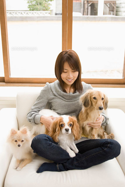 ソファでくつろぐ女性と犬
(c)DAJ