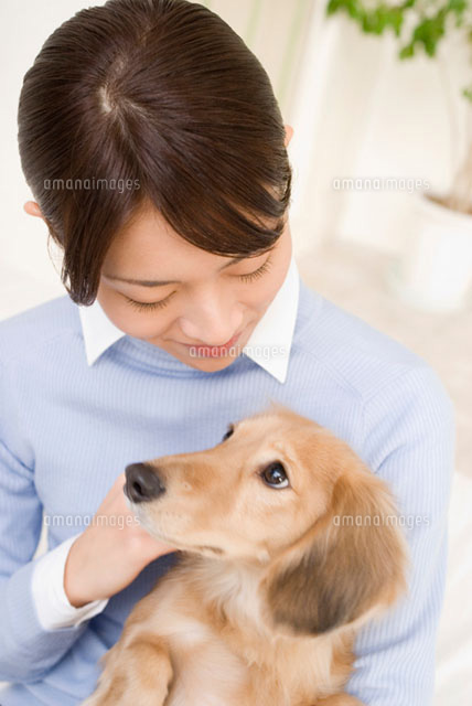 犬を抱く女性
(c)DAJ