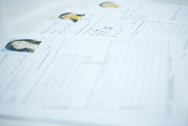 机の上に置かれた履歴書
(c)DAJ