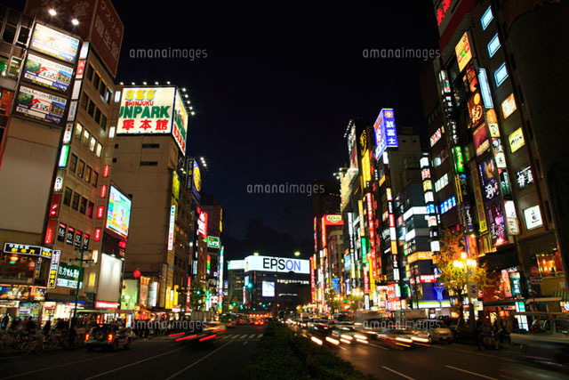 ネオンの灯る歌舞伎町周辺の夕景
(c)ELEMeNT