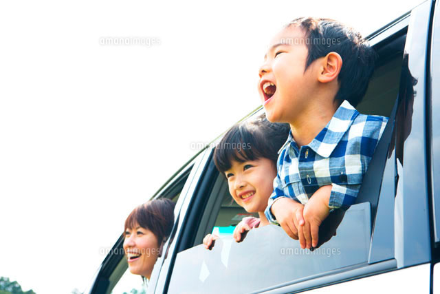 車窓から顔を出すファミリー
(c)Kiyoshi Tanaka/a.collectionRF