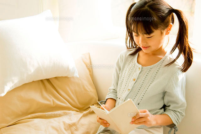 ソファで本を読む日本人の女の子
(c)LUSH LIFE/a.collectionRF