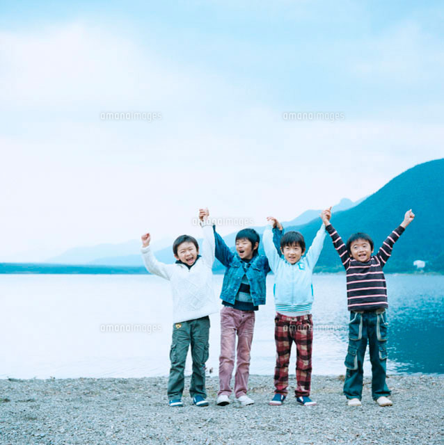 湖畔で手を繋いではしゃぐ4人の男の子
(c)Tomozo/a.collectionRF