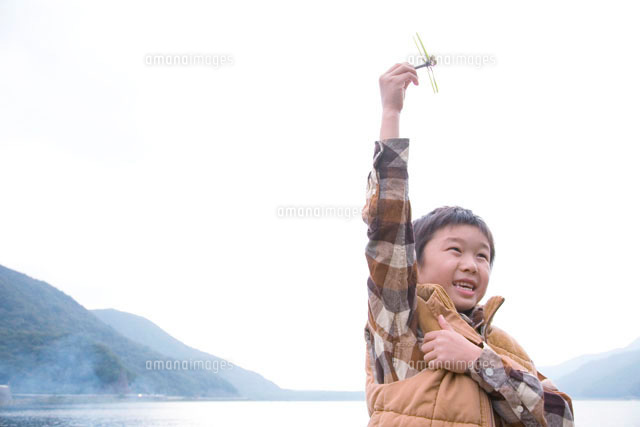 湖畔で作ったトンボのおもちゃで遊ぶ男の子
(c)Tomozo/a.collectionRF
