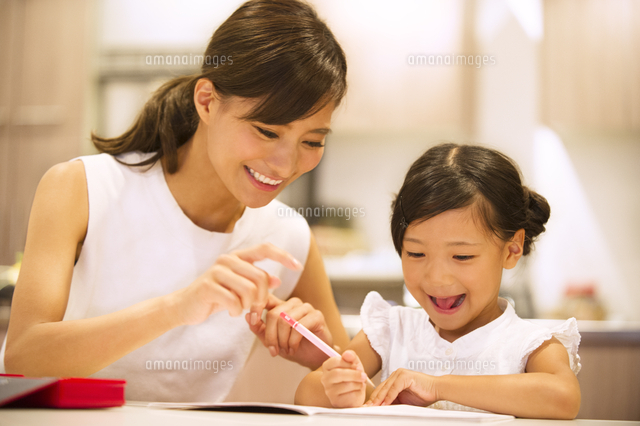 子供の勉強を見る母親
(c)apjt