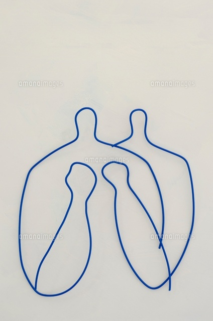 ワイヤーで作られたガッツポーズをする男性
(c)MASAO OTA/a.collectionRF