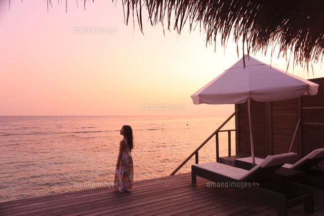 モルディブの水上コテージで夕日を眺める少女
(c)CHOTARO/a.collectionRF