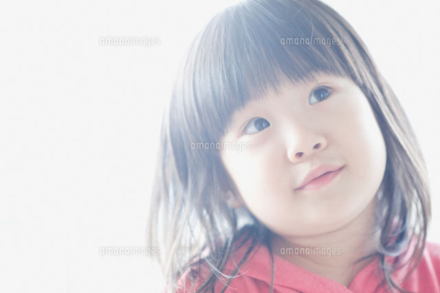 首を傾げて見上げる女の子
(c)macomoco/a.collectionRF