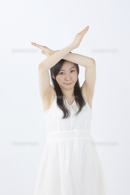 バツのポーズをする女性
(c)GYRO PHOTOGRAPHY/a.collectionRF