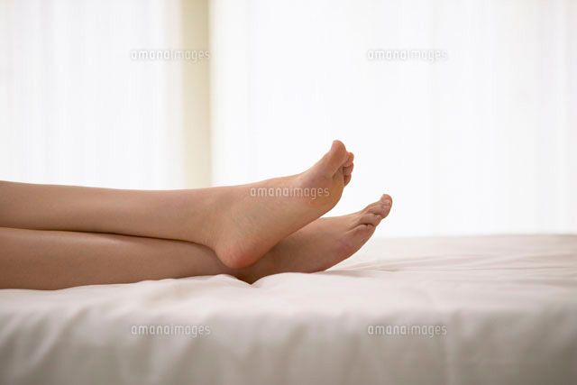 ベッド上で組まれた女性の足
(c)Doable/a.collectionRF