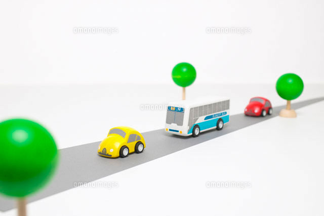 バスと車のおもちゃと並木道路 クラフト
(c)Doable/a.collectionRF
