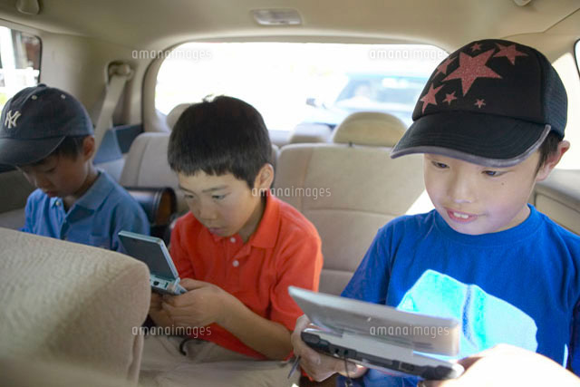 車の中でゲームをする少年達
(c)doable/a.collectionRF