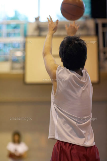 シュートをする男子高校生の後姿
(c)doable/a.collectionRF