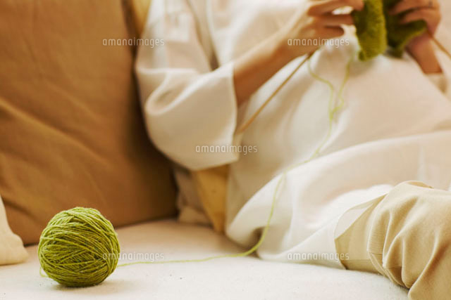 ソファで編み物をする妊婦
(c)Doable/a.collectionRF