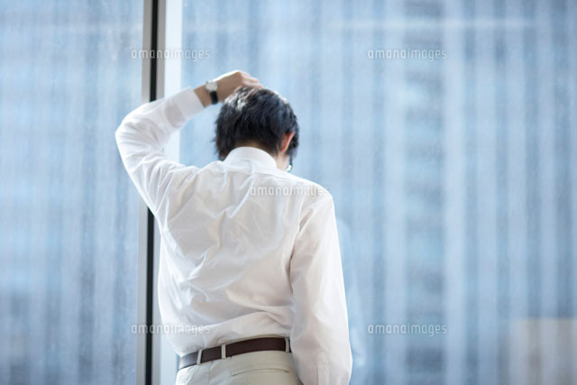 窓に寄りかかる男性とビル
(c)Doable/a.collectionRF