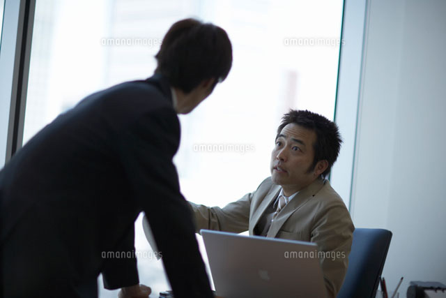 話をする男性上司と部下
(c)Doable/a.collectionRF