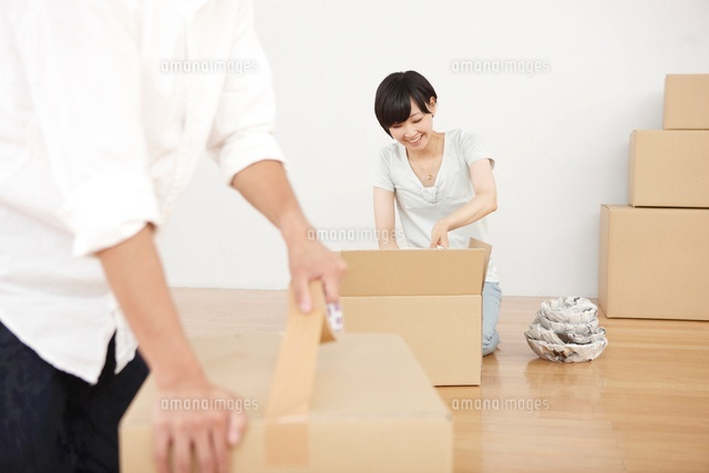 引越しでダンボールに荷物を詰める女性と準備する男性のカップル
(c)Doable/a.collectionRF