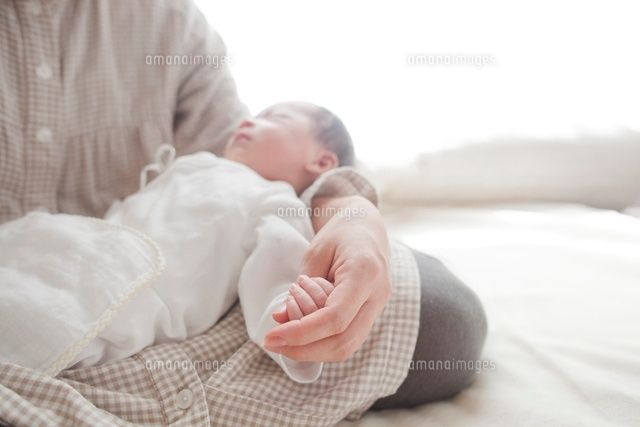 お母さんの腕に抱かれて眠っている男の子の赤ちゃん
(c)Doable/a.collectionRF