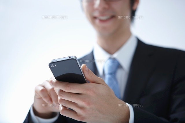 スマートフォンを操作している笑顔のビジネスマン
(c)Doable/a.collectionRF